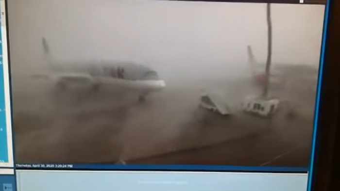 Süvöltő szélben ütközött össze két utasszállító repülő - videó