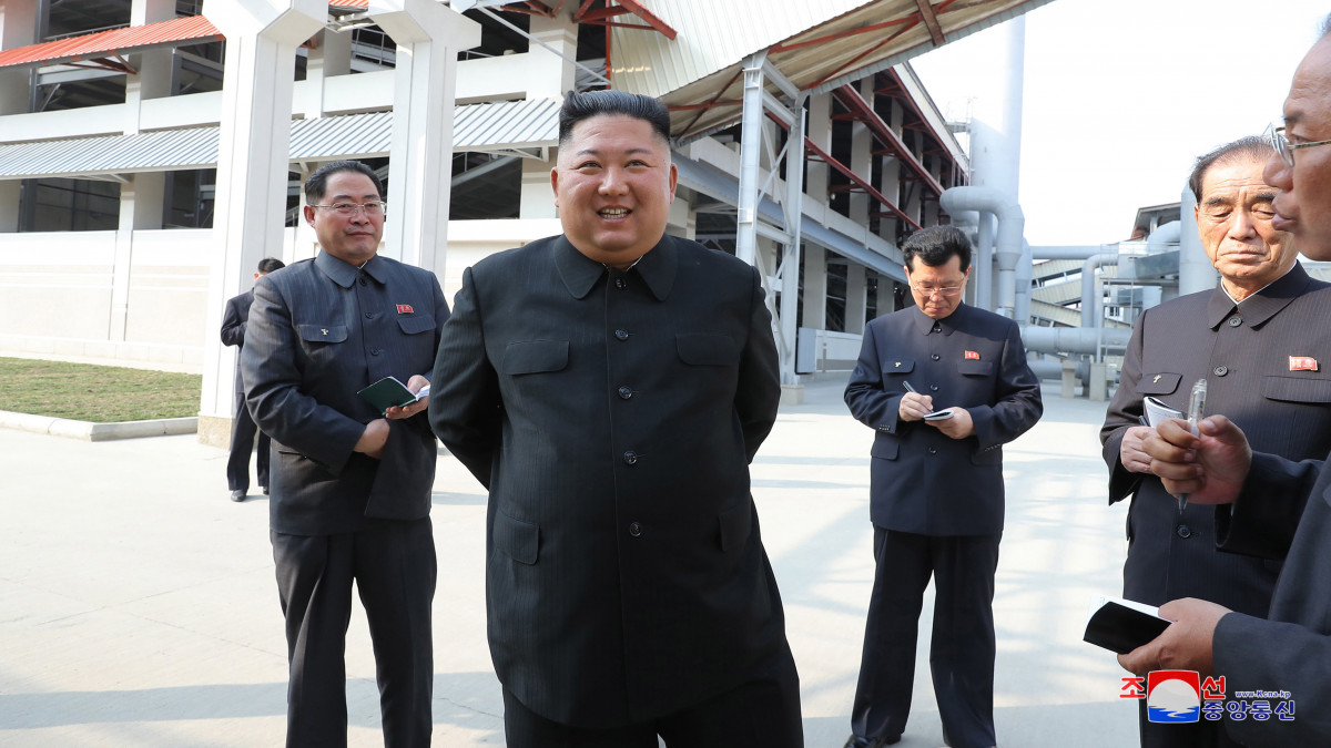 A KCNA észak-koreai állami hírügynökség által közreadott képen Kim Dzsong Un elsőszámú észak-koreai vezető, a Koreai Munkapárt első titkára, a Nemzetvédelmi Bizottság első elnöke (b2) műtrágyagyár megnyitásán vesz részt a Phenjan közelében fekvő Szuncshonban 2020. május 1-jén. Húsz nap óta Kim most először szerepelt a nyilvánosság előtt, ezzel véget vetve a világban terjedő találgatásoknak esetleges súlyos betegségéről.