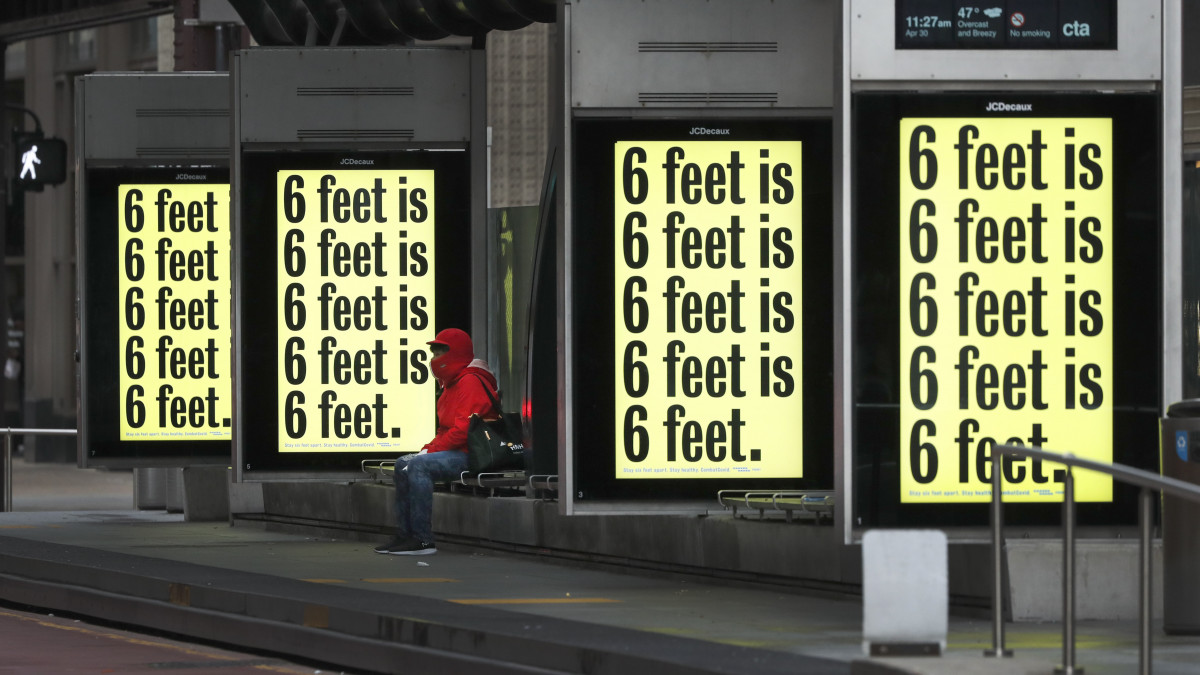 Az utasok közötti biztonságos távolság, a 6 láb betartására figyelmeztető feliratok egy chicagói buszmegállóban a koronavírus-járvány idején, 2020. április 30-án.
