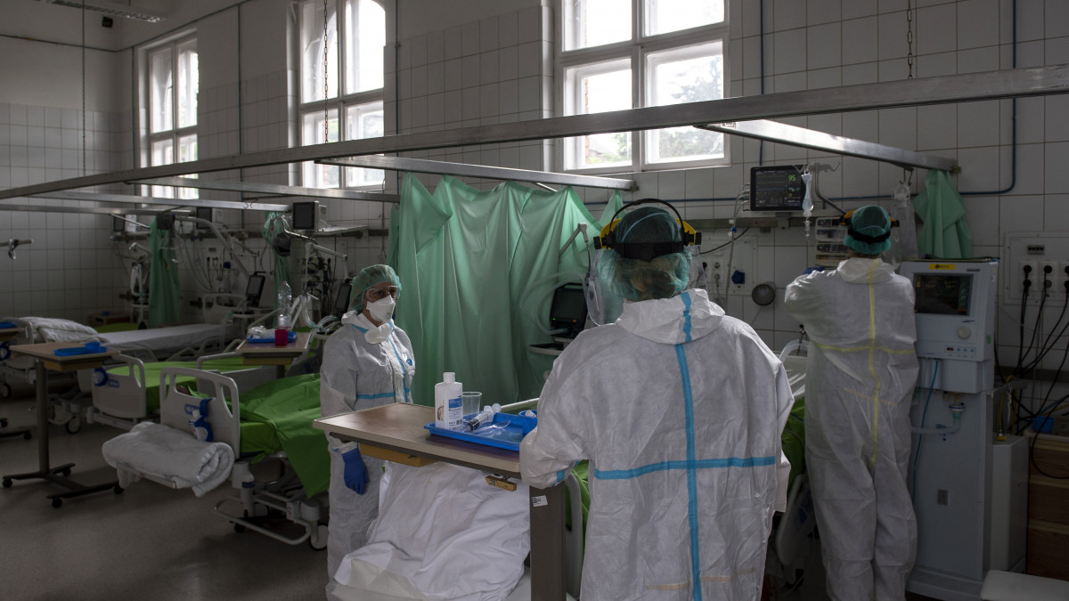 A kormany.hu által 2020. május 1-jén közreadott fotó a budapesti Szent János Kórház COVID osztályán készül és az ott végzett gyógyító munkát mutatja be.