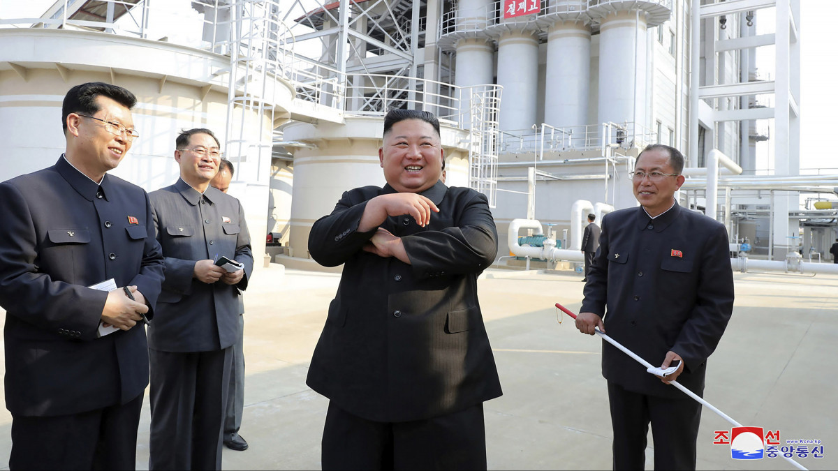 A KCNA észak-koreai állami hírügynökség által közreadott képen Kim Dzsong Un elsőszámú észak-koreai vezető, a Koreai Munkapárt első titkára, a Nemzetvédelmi Bizottság első elnöke (j2) műtrágyagyár megnyitásán vesz részt a Phenjan közelében fekvő Szuncshonban 2020. május 1-jén. Húsz nap óta Kim most először szerepelt a nyilvánosság előtt, ezzel véget vetve a világban terjedő találgatásoknak esetleges súlyos betegségéről.