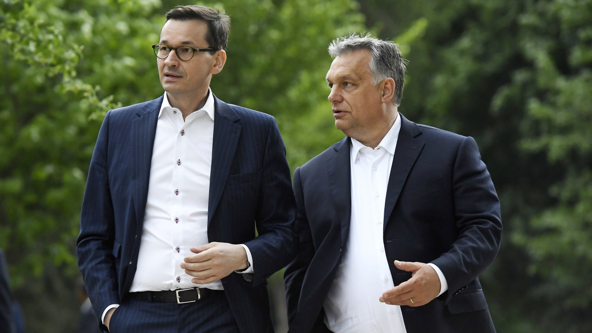 Orbán Viktor miniszterelnök (j) és Mateusz Morawiecki lengyel kormányfő sétál a varsói Lazienki parkban 2018. május 14-én.