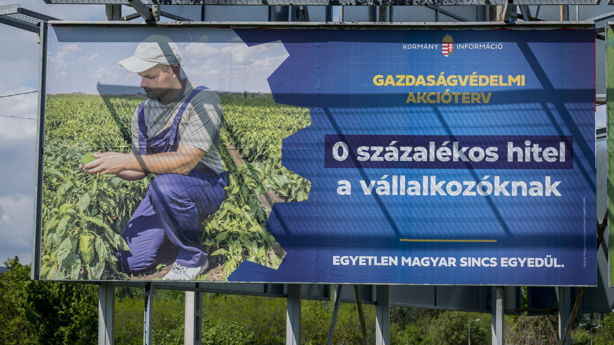 Pécs, 2020. május 3.A koronavírus-járvány miatt elindított gazdaságvédelmi akciótervet népszerűsítő óriásplakát Pécsen 2020. május 3-án.