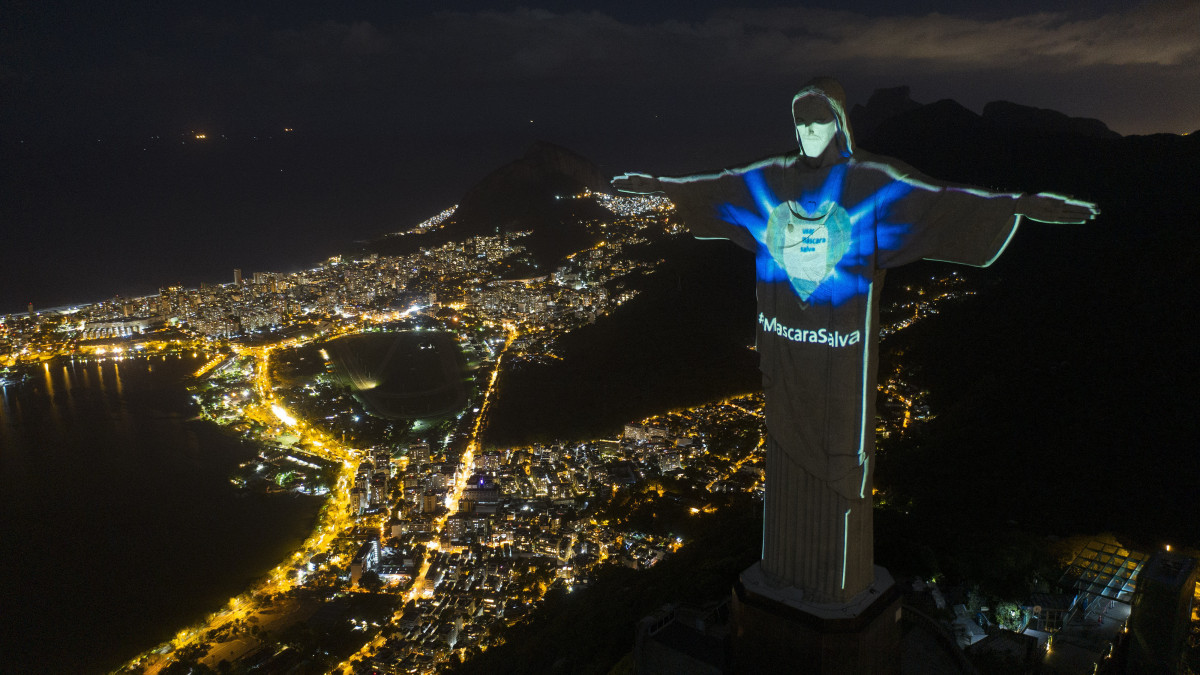 A Rio de Janeiró-i Megváltó Krisztus-szobor 2020. május 3-án úgy van megvilágítva, mintha védőmaszkot viselne. A felirat jelentése: a maszk megvéd. Az akcióval szervezői a szájmaszk viselésének fontosságára akarták felhívni a figyelmet a koronavírus-járvány idején.