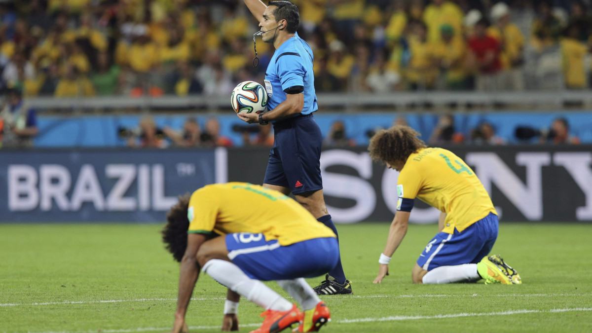 Belo Horizonte, 2014. július 8.A brazil Dante (b) és David Luiz (j), amint Marco Rodríguez bíró lefújja a brazíliai labdarúgó-világbajnokság Németország-Brazília elődöntő mérkőzését a Belo Horizonte-i Mineirao Stadionban 2014. július 8-án. (MTI/EPA/Ballesteros)