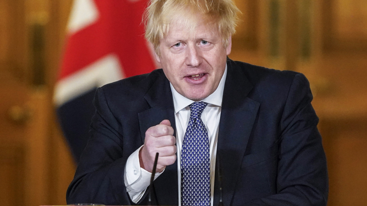 Boris Johnson brit miniszterelnök sajtótájékoztatót tart a londoni kormányfői rezidencián, a Downing Street 10-ben 2020. április 30-án. Johnson kijelentette, hogy Nagy-Britannia túljutott az új típusú koronavírus okozta járvány tetőzésén.