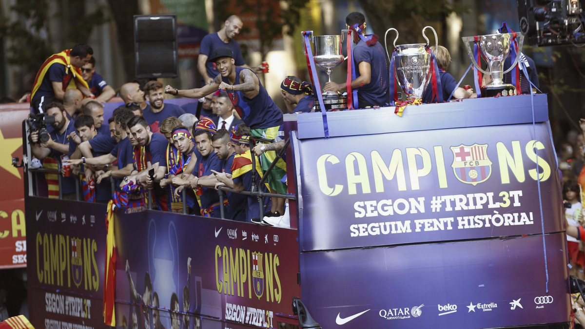 Barcelona, 2015. június 7. A spanyol FC Barcelona játékosai egy nyitott tetejű buszon ünnepelnek a katalán fővárosban 2015. június 7-én. Az FC Barcelona előző nap 3-1-re legyőzte az olasz Juventus csapatát a labdarúgó Bajnokok Ligája döntőjében a berlini Olimpiai Stadionban. (MTI/EPA/Alejandro Garcia)