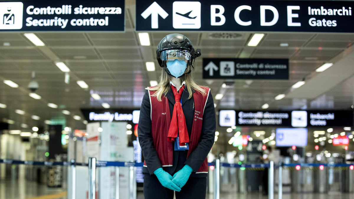 Az utasok testhőmérsékletének mérése alkalmas okossisakot visel egy nő a fiumicinói Leonardo Da Vinci repülőtéren 2020. május 6-án, a koronavírus-járvány idején.