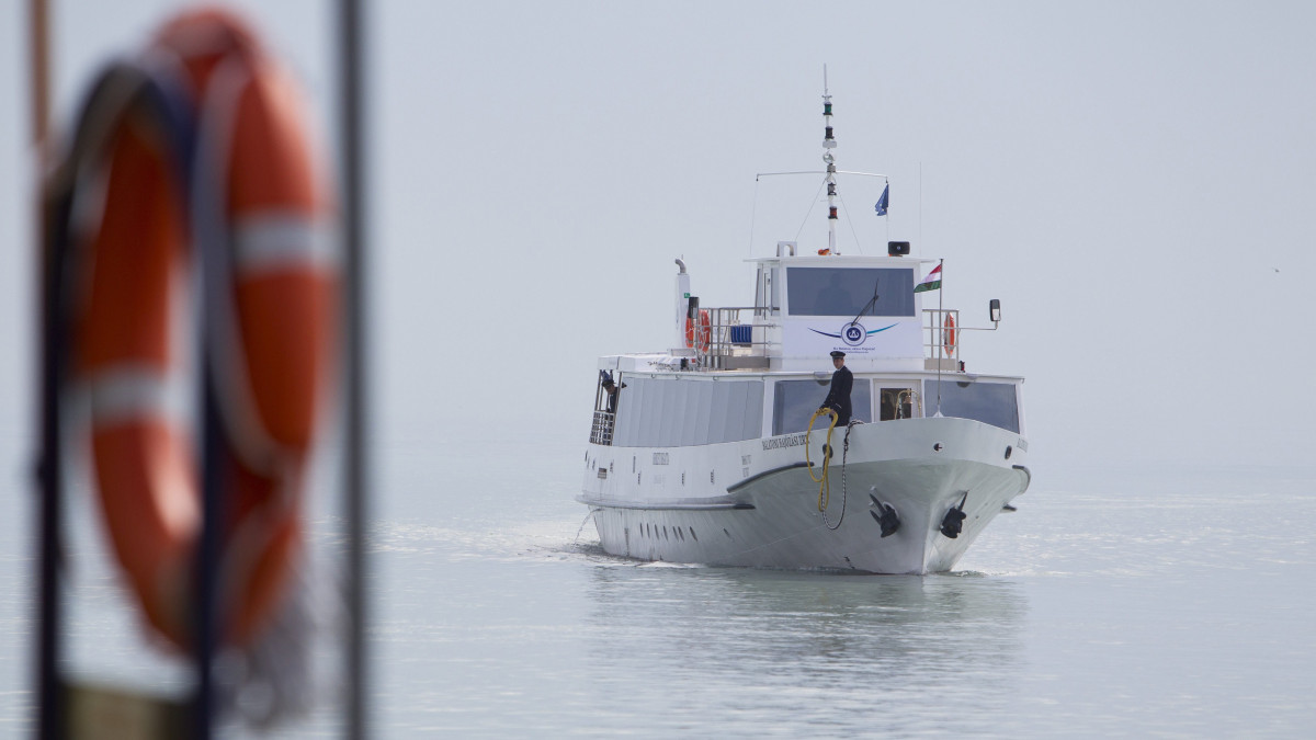 Az idény első hajója, a Nemzeti Regatta nevű motoros érkezik Siófokról a balatonfüredi kikötőbe a balatoni hajózási idény első napján, 2017. április 15-én.