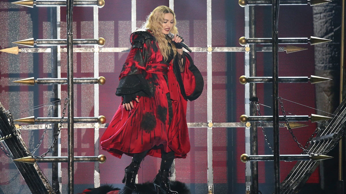 Köln, 2015. november 5,Madonna amerikai énekesnő európai turnéja első állomásán, Kölnben ad koncertet 2015. november 4-én. (MTI/EPA/Oliver Berg)