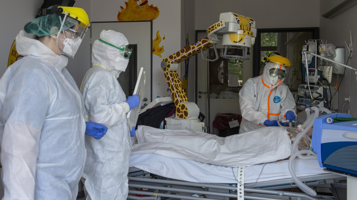 A kormany.hu által közzétett képen védőfelszerelést viselő orvos és ápolók ellátnak egy beteget a koronavírussal fertőzött betegek fogadására kialakított osztályon a fővárosi Szent László Kórházban 2020. május 8-án.