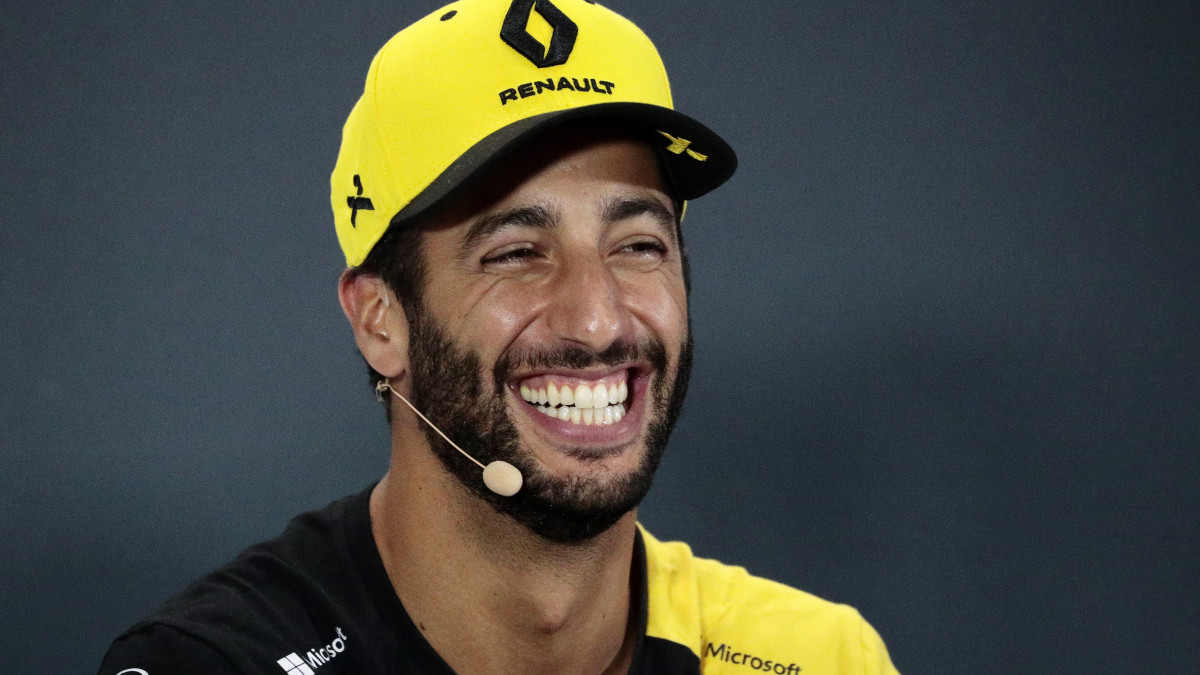 Daniel Ricciardo, a Renault ausztrál versenyzője a Forma-1-es autós gyorsasági világbajnokság Szingapúri Nagydíjának otthont adó Marina Bay utcai pályán tartott sajtótájékoztatón 2019. szeptember 19-én. A futamot szeptember 22-én rendezik.