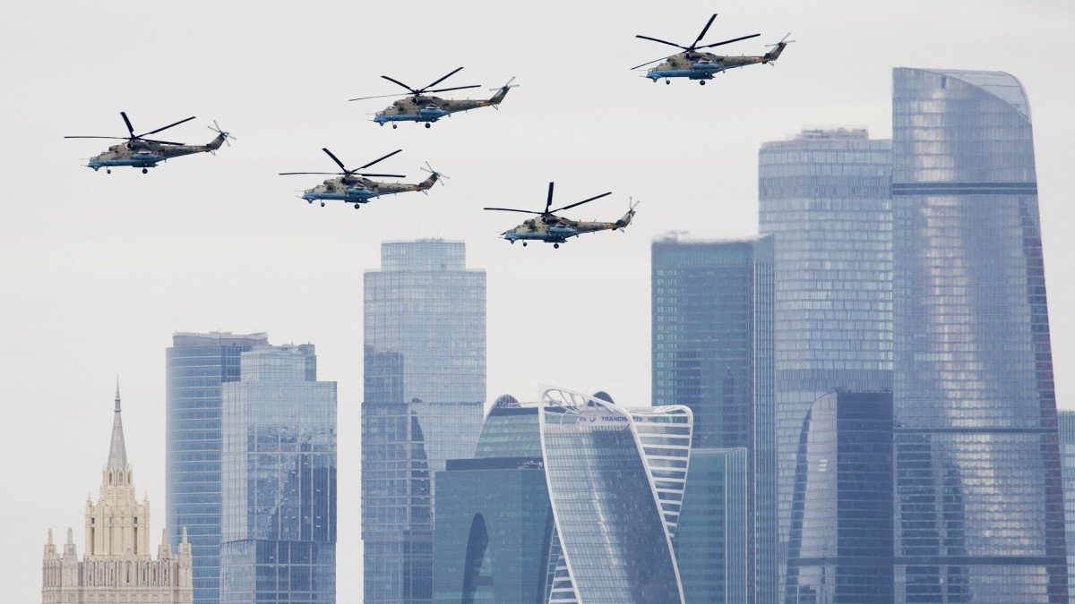 Orosz katonai helikopterek repülnek a koronavírus-járvány miatt elnéptelenedett Moszkva felett a fasizmus felett aratott győzelem 75. évfordulója alkalmából tartott megemlékezésen 2020. május 9-én.
