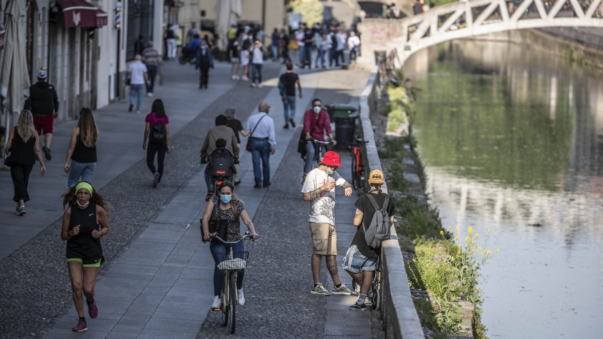 Járókelők Milánó Navigli nevű negyedében 2020. május 8-án, a koronavírus-járvány elleni védekezés második szakaszában. Giuseppe Sala polgármester a szigorítások újbóli bevezetését fontolgatja, miután olyan képeket látott, amelyeken védőmaszk nélkül gyülekeztek emberek.