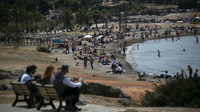 Athén környékén megteltek a strandok - képek Görögországból