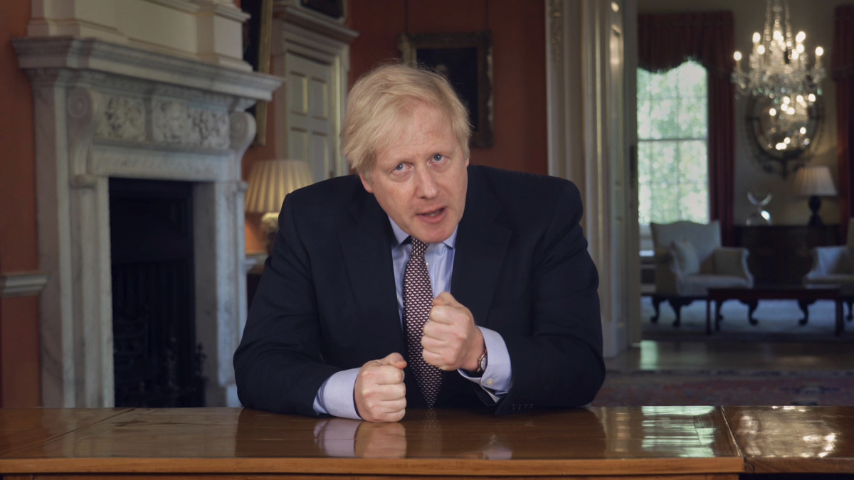 A lonodni kormányfői rezidencia által közreadott képen Boris Johnson brit miniszterelnök a televízión keresztül beszél a koronavírus-járvány miatt bevezetett korlátozó intézkedések fokozatos feloldásáról 2020. május 10-én.