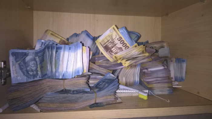 Bankjegykötegek és ötkilónyi drog egy nigériai dílernél Budapesten