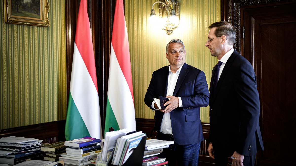 A Miniszterelnöki Sajtóiroda által közreadott képen Orbán Viktor miniszterelnök (b) Varga Mihály pénzügyminiszterrel egyeztet az idei és a jövő évi költségvetésről valamint a gazdaságvédelmi akcióterv végrehajtásáról a PM épületében 2020. május 11-én. Orbán Viktor a PM és a tárcához tartozó háttérintézmények vezetőivel folytatott megbeszélésen elmondta: Magyarországon a válságkezelésben felhasznált eszközök súlypontja továbbra is a munkahelyteremtésen van. Megismételte: amennyi munkahely a koronavírus miatt megszűnik, a kormány annyi újat fog létrehozni.