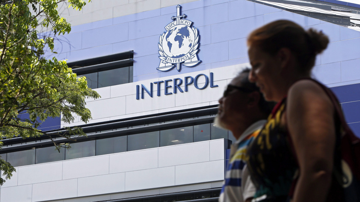 Szingapúr, 2015. április 14.Gyalogosok az Interpol nemzetközi rendőrszervezet Globális Komplexum az Innovációért (IGCI) elnevezésű központja előtt Szingapúrban 2015. április 14-én, egy nappal a hivatalos átadása után. A létesítmény a kiberbűnözés elleni harc központjaként működik majd és a kutatás-fejlesztést is szolgálja. (MTI/EPA/Wallace Woon)