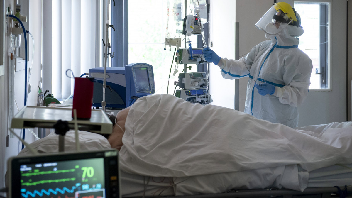 A kormany.hu által közzétett képen védőfelszerelést viselő orvos ellát egy beteget a koronavírussal fertőzött betegek fogadására kialakított osztályon a fővárosi Szent László Kórházban 2020. május 8-án.