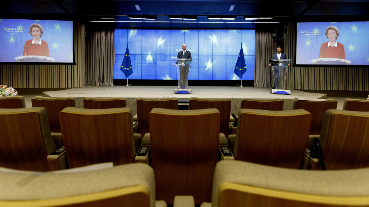 Charles Michel, az Európai Tanács elnöke az Európai Unió, valamint a Nyugat-Balkán országainak videokonferencia keretében tartott csúcsértekezletét követő online sajtótájékoztatón Brüsszelben 2020. május 6-án.
