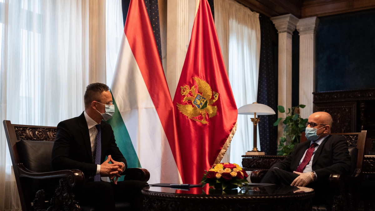 A Külgazdasági és Külügyminisztérium (KKM) által közreadott képen Szijjártó Péter külgazdasági és külügyminiszter (b) megbeszélése Srdjan Darmanovic montenegrói külügyminiszterrel Podgoricában 2020. május 12-én.