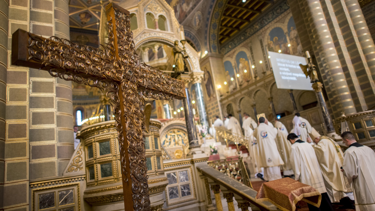 A Nemzetközi Eucharisztikus Kongresszus missziós keresztje a pécsi székesegyházban 2019. augusztus 23-án.