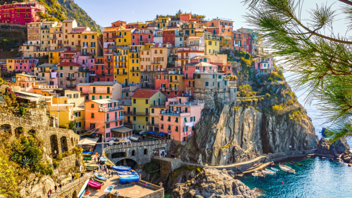 Várólista a fodrászatokban, távolságtartás a strandokon - ilyen az olasz újranyitás