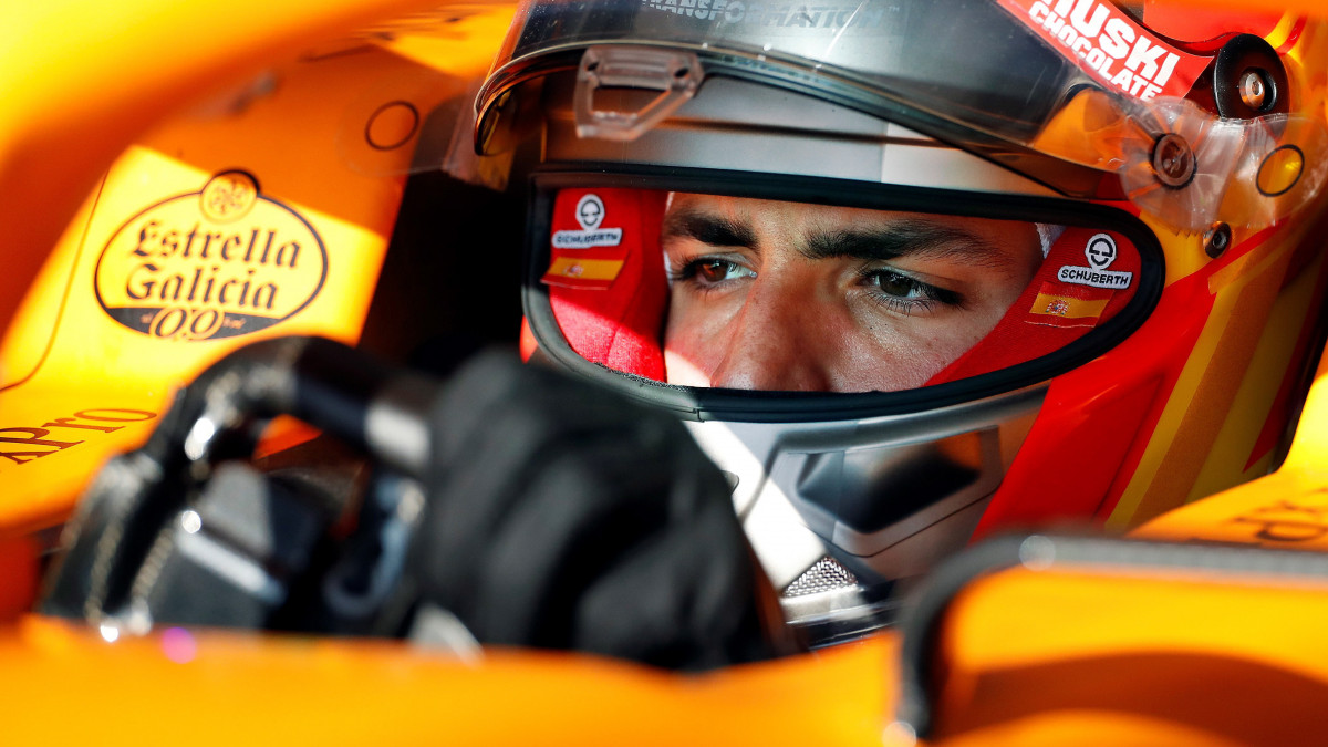 Carlos Sainz, a McLaren spanyol versenyzője a Barcelona melletti montmelói pályán tartott tesztelés közben 2020. február 21-én. A Forma-1-es autós gyorsasági világbajnokság szezonnyitó nagydíját március 15-én rendezik Melbourne-ben.