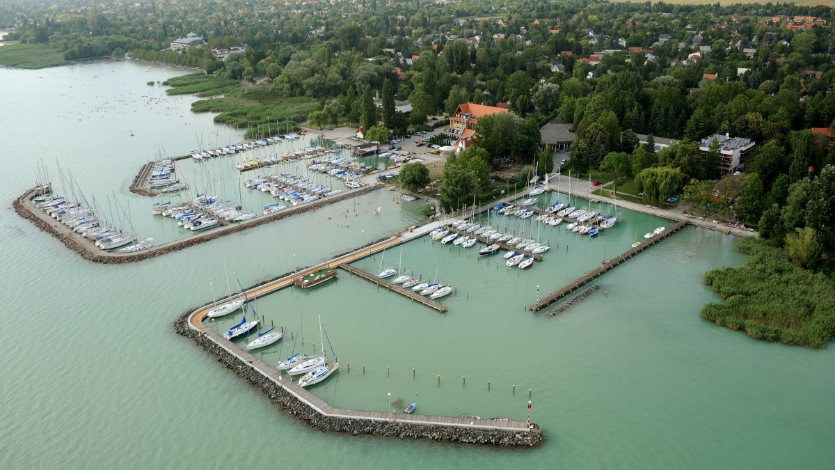 Kikötő a Balaton partján Balatonkenesén.