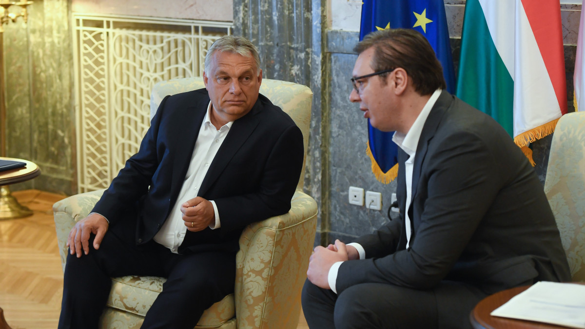 Aleksandar Vucic szerb elnök (j) hivatalában fogadja Orbán Viktor miniszterelnököt Belgrádban 2020. május 15-én.