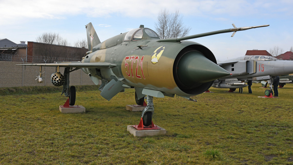 Szovjet gyártmányú, MiG-21BISZ 75AP sugárhajtású vadászrepülőgép a RepTár Szolnoki Repülőmúzeum szabadtéri kiállítási területén. A Magyar Néphadsereg 47 darabot rendszeresített belőle, amelyek 1975-2000 között álltak szolgálatban. Nagy pontosságú navigációs és leszállító rendszerrel, valamint robotpilótával voltak felszerelve. A múzeum 60000 m2-en mutatja be az utóbbi évtizedek katonai repülőgépeit.  MTVA/Bizományosi: Lehotka László  *************************** Kedves Felhasználó!