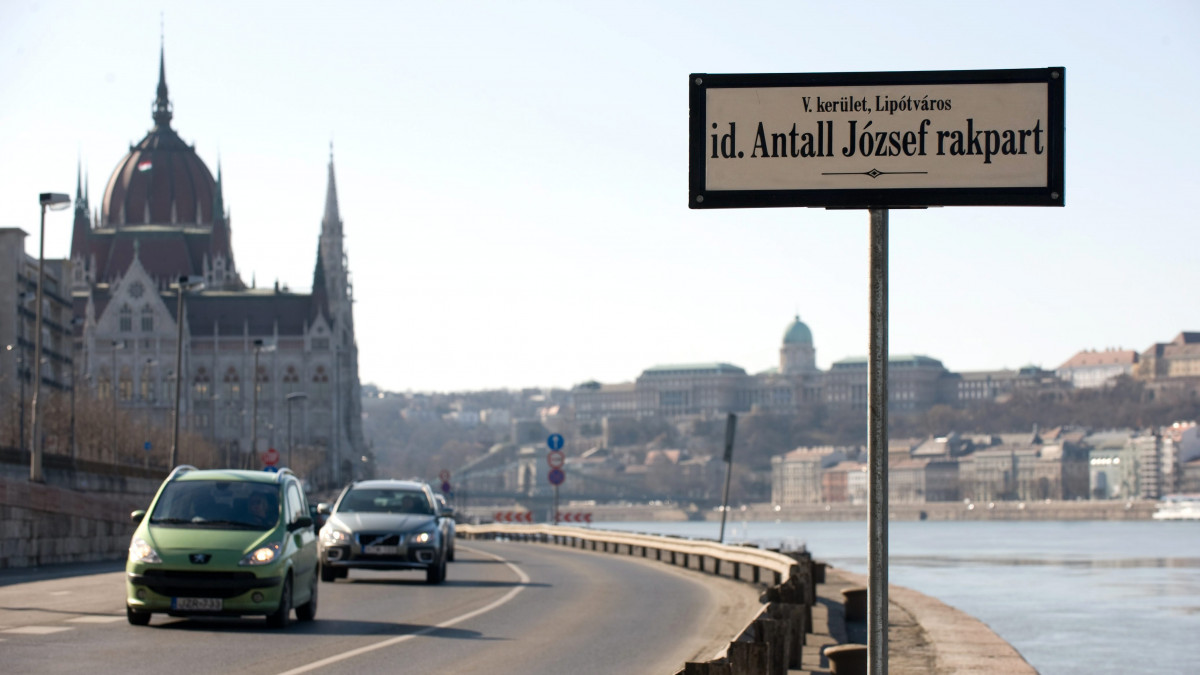 A Fővárosi Közgyűlés 2010 júniusában a pesti alsó rakpart nevét is megváltoztatta: a Margit híd és a Lánchíd közötti szakaszt idősebb Antall József rakpartnak nevezték el.