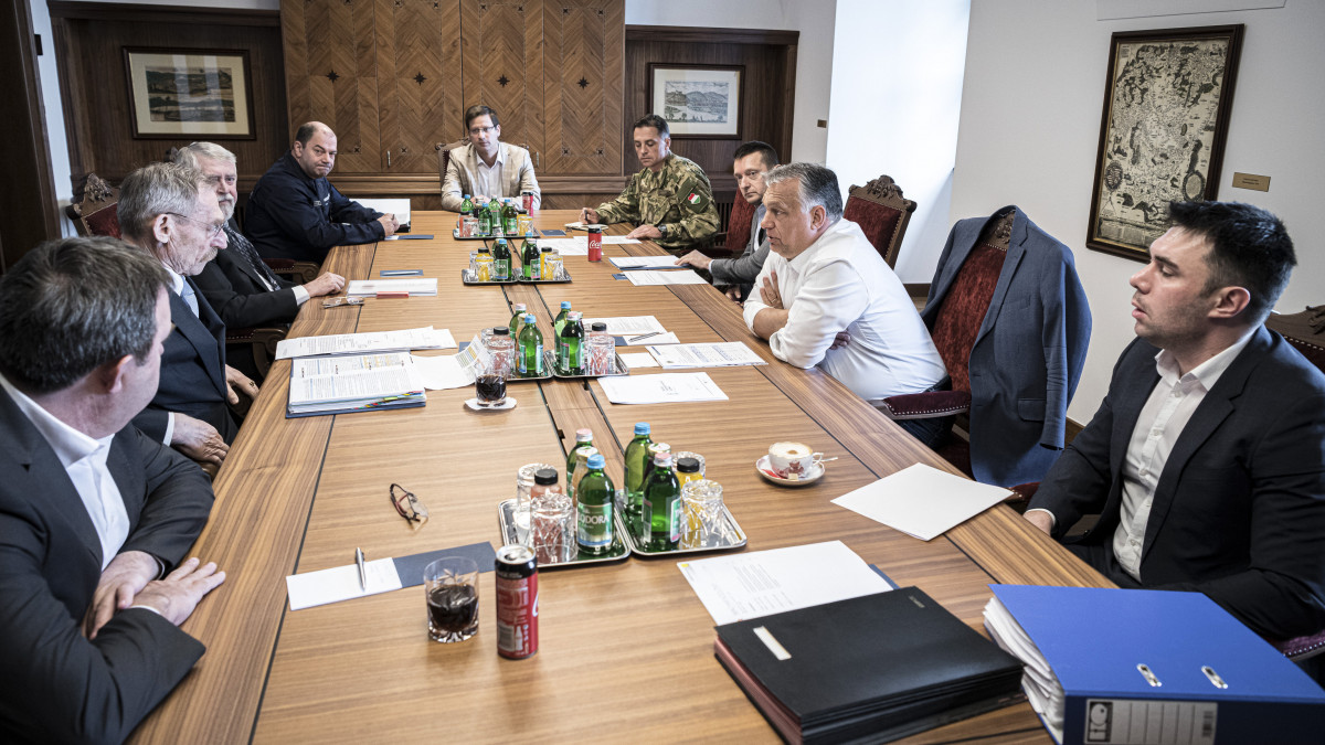 A Miniszterelnöki Sajtóiroda által közreadott képen Orbán Viktor miniszterelnök (j2) az operatív törzs ülésén a Karmelita kolostorban 2020. május 16-án.