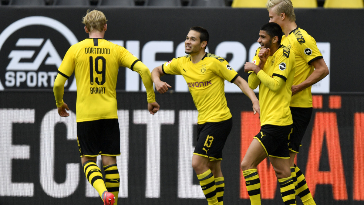 Raphael Guerreiro, a Borussia Dortmund játékosa (k) csapattársával, Julian Brandttal ünnepli a Schalke 04 elleni gólját az első osztályú német labdarúgó-bajnokság 26. fordulójában Dortmundban 2020. május 16-án, a koronavírus-járvány idején. Több mint két hónap után, a nagy európai labdarúgó-bajnokságok közül elsőként folytatódik a játék a Bundesligában.