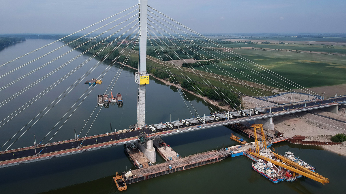 Teherautók a 600 méter hosszú új komáromi Duna-híd próbaterhelésén 2020. május 16-án.