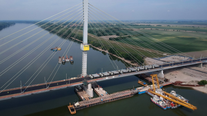 Nem hétköznapi látvány az új Duna-hídon