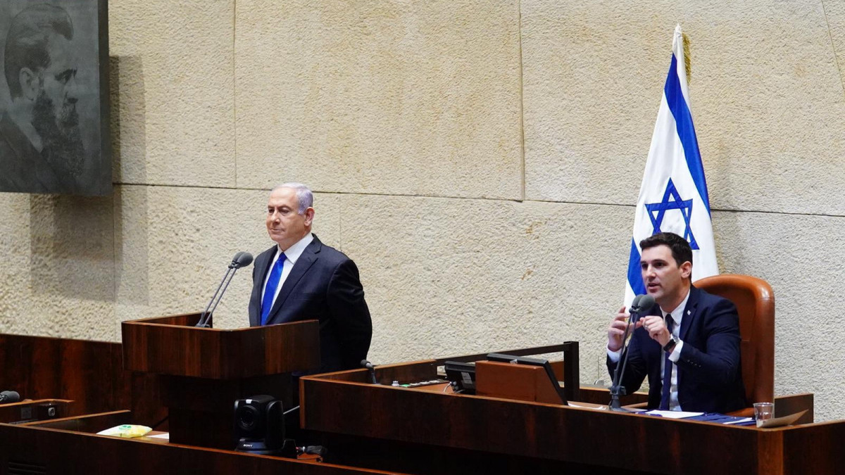 Benjámin Netanjahu, a jobboldali Likud párt elnöke, az átmeneti kormány miniszterelnöke (b) leteszi hivatali esküjét az izraeli parlamentben, a kneszetben Jeruzsálemben 2020. május 17-én. Netanjahu Beni Ganzzal, a centrista Kék-fehér párt elnökével alakít koalíciós kormányt.
