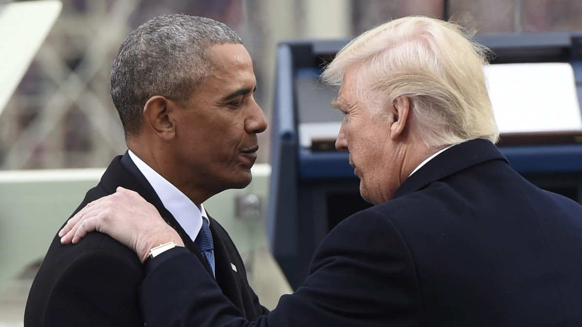 Washington, 2017. január 20.Donald Trump, az Egyesült Államok 45. elnöke (j) kezet fog elődjével, Barack Obamával, miután letette hivatali esküjét a beiktatási ünnepségén Washingtonban 2017. január 20-án. (MTI/EPA pool/Saul Loeb)