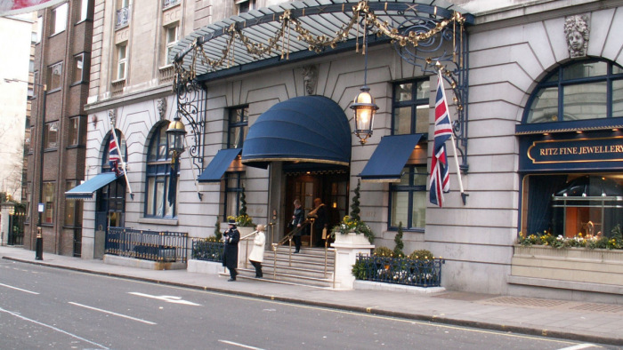 Családon belüli ipari kémkedés kísérte a londoni Ritz katariaknak történt eladását