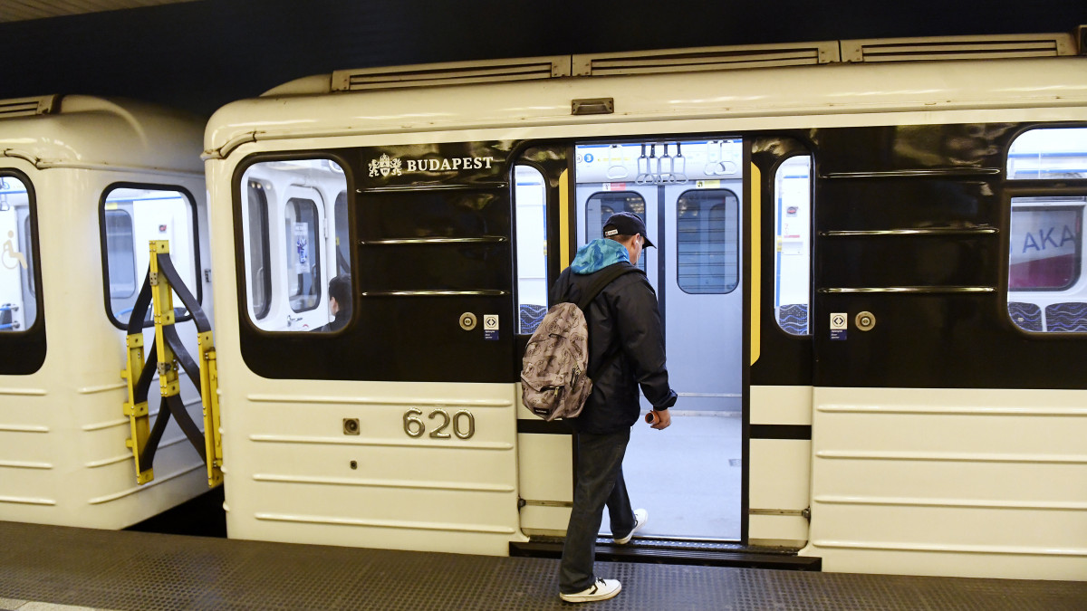 Utas a 3-as metró Deák téri állomásán 2020. március 19-én. A koronavírus-járvány miatt jelentősen csökkent az utazók száma a közösségi közlekedés járatain.