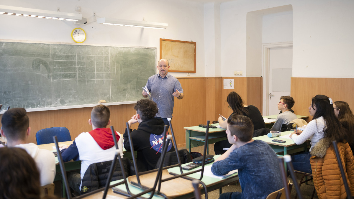 Felszolgáló tanulók elméleti órán a Nyíregyházi Szakképzési Centrum (SZC) Lippai János Szakközépiskola és Szakiskolában 2020. február 18-án. Kétmilliárd forintos program indult 2017-ben a roma lányok korai iskolaelhagyásának megelőzésére. Az Oktatási Hivatal (OH) Esélyteremtés a köznevelésben elnevezésű európai uniós projektjének célja az iskolai lemorzsolódás csökkentése, a befogadó nevelés támogatása, valamint a hátrányos helyzetű tanulók oktatási és munkaerőpiaci esélyeinek növelése.
