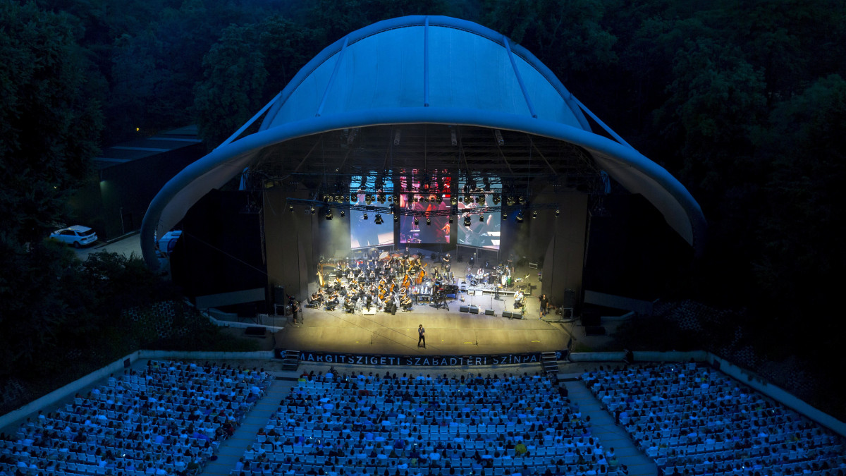 A Quimby együttes és az Óbudai Danubia Zenekar koncertje a fennállásának 80. évfordulóját ünneplő Margitszigeti Szabadtéri Színpadon 2018. június 10-én.