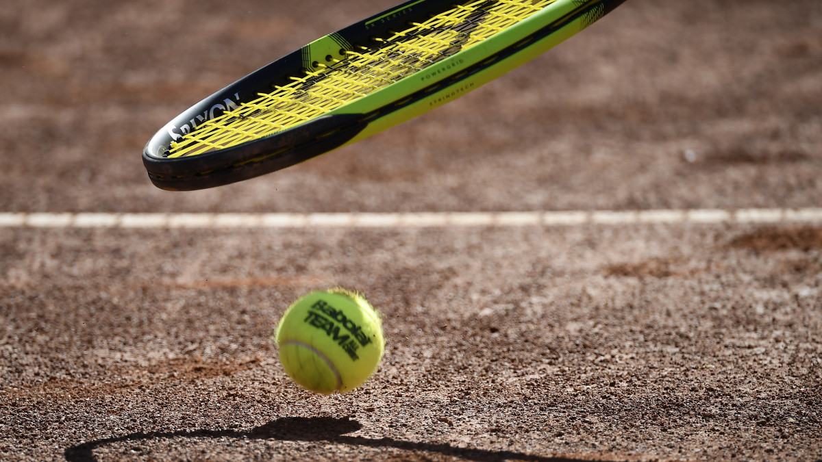 Az ütő és a labda árnyéka a pályán a tenisz Budapest Kupán a Nemzeti Edzésközpontban 2020. május 22-én.