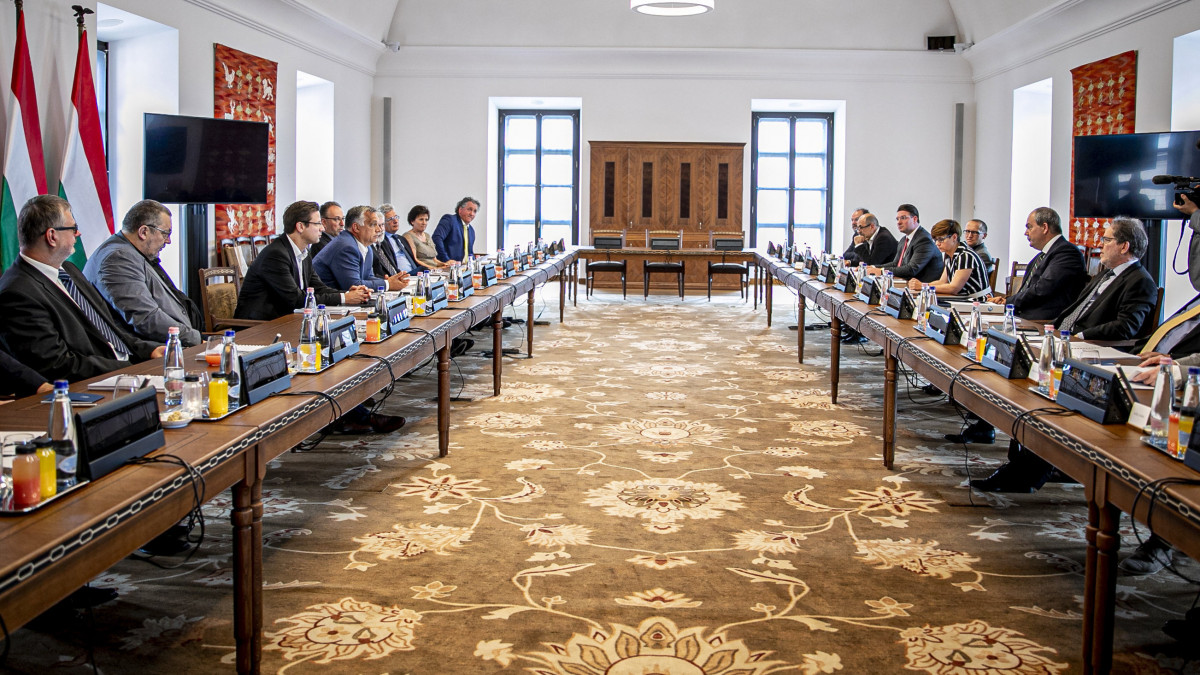 A Miniszterelnöki Sajtóiroda által közreadott képen Orbán Viktor miniszterelnök (b4) a Nemzeti Kulturális Tanács (NKT) ülésén a Karmelita kolostorban 2020. május 23-án.