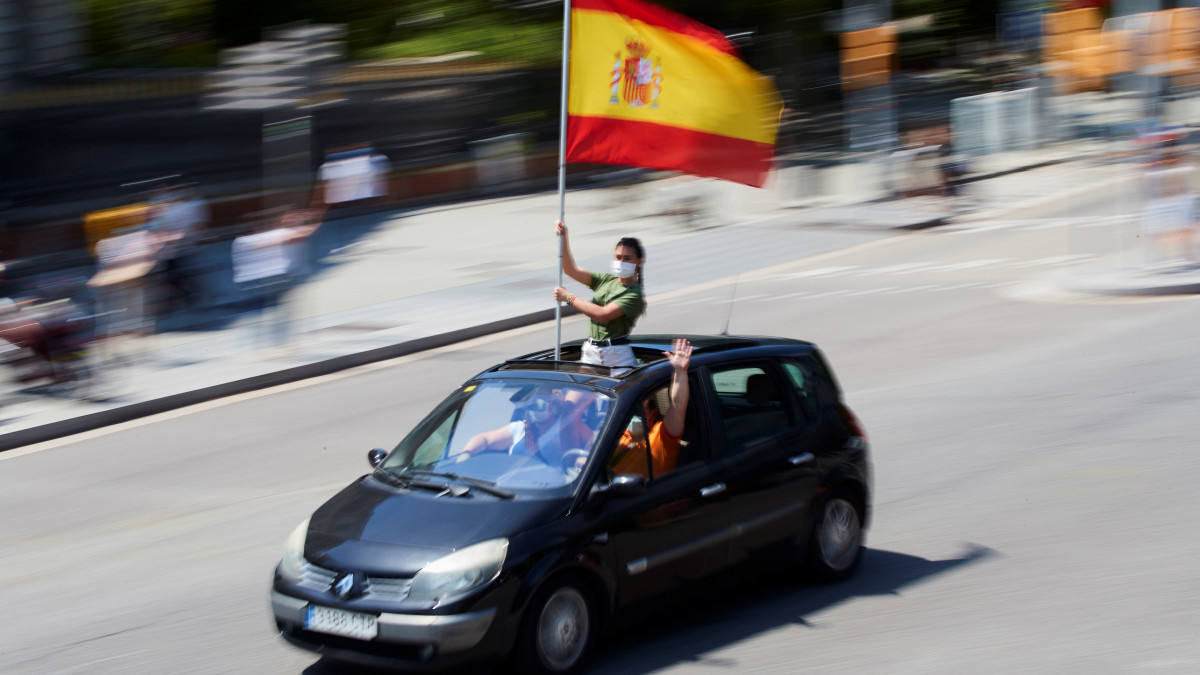 A koronavírus-járvány miatt hozott kormányzati intézkedések elleni autós tüntetés résztvevői Barcelonában 2020. május 23-án.