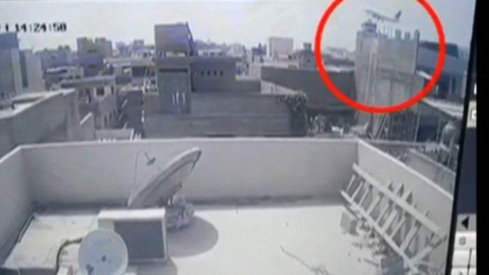 Lezuhant utasszállító - videón, ahogy a gép a házak közé csapódik
