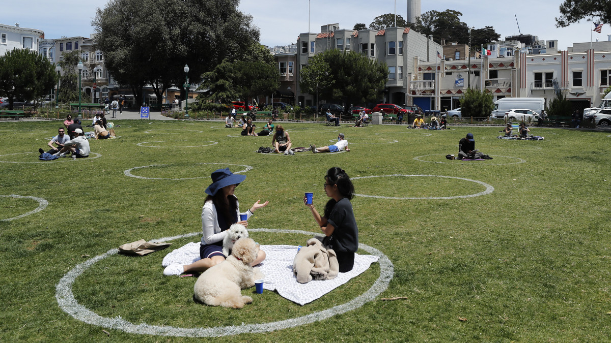 Látogatók a biztonságos távolságtartást jelző körökön belül a San Franciscó-i Dolores Parkban 2020. május 22-én, a koronavírus-járvány idején.