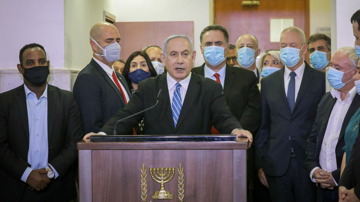 A korrupcióval és hivatali visszaéléssel vádolt Benjámin Netanjahu izraeli miniszterelnök (k) nyilatkozik a sajtó képviselőinek perének tárgyala előtt egy kelet-jeruzsálemi bíróságon 2020. május 24-én.