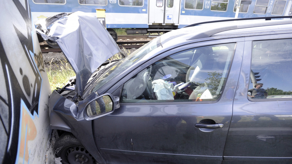 Összetört személyautó 2020. május 24-én a XXII. kerületi Kolozsvári utcánál, ahol két autó összeütközött. A járműben egy család utazott, a férfi vezette az autót, felesége hátul ült, ölében tartotta egyéves gyermeküket, aki a balesetben meghalt. A másik autó az elsődleges információk szerint a piros jelzésen hajtott át, vezetője könnyű sérüléseket szenvedett.